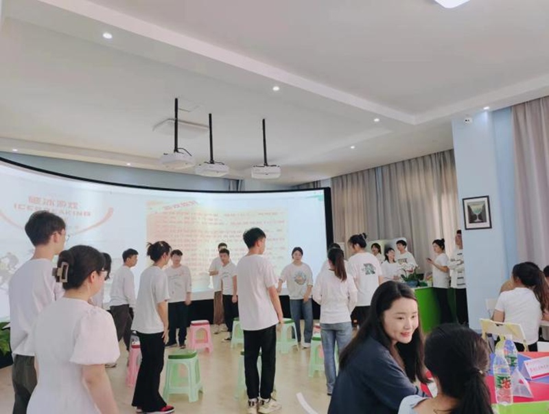 “朝气蓬勃新时代•互助互爱同向同行”主题班会开展情况。